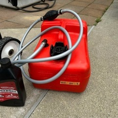 マーキュリー8馬力用ガソリンタンク、エンジンスタンド、2ストエンジンオイル、取扱説明書、エンジン洗浄用ホース