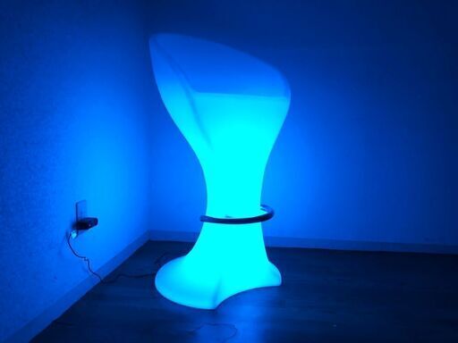 光るイスLEDライトニングチェアCuracion　充電式　防水・装飾・電飾椅子　足載せ付き　光る家具シリーズLEDファニチャー　リモコン別売り