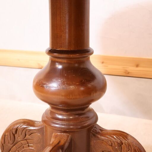 アンティーク調の美しい象嵌細工が施されたカフェテーブルです