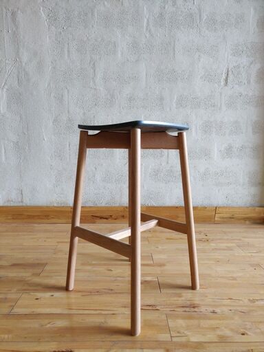 ジーンズをリサイクルした「ステラポップ」のサスティナブルな家具～Plong bar stool～