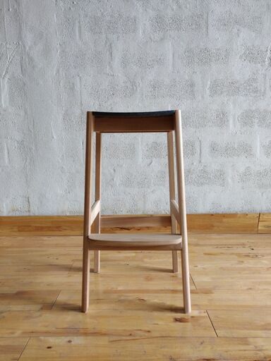 ジーンズをリサイクルした「ステラポップ」のサスティナブルな家具～Tami bar stool～