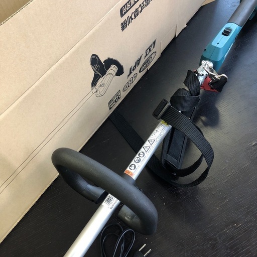 中古ですがほぼ新品！ マキタ 充電式芝刈り機 MUR194DSF 中古ですがほぼ新品！ マキタ 充電式芝刈り機 MUR194DSF マキタ 充電式草刈