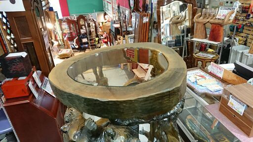 丸太一刀彫｜透かし彫り｜熊｜ガラス棚｜飾り棚