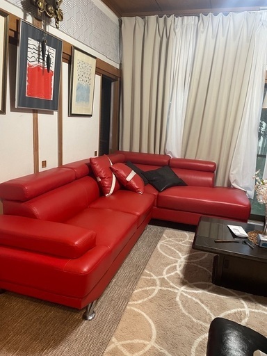 3人掛けソファ A modern and stylish large sofa of almost a new type.