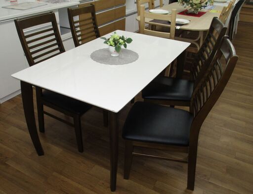 R619 モダンダイニング5点セット、4人用ダイニングセット、幅135cm Used