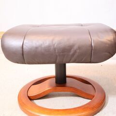 北欧ノルウェーのメーカーHjellegjerde(イエリアーダ) フィヨルド555 本革リクライニングチェア&オットマンです。上質なレザーと北欧スタイルのデザインがモダンなパーソナルチェアです。