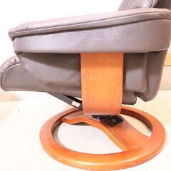 北欧ノルウェーのメーカーHjellegjerde(イエリアーダ) フィヨルド555 本革リクライニングチェア&オットマンです。上質なレザーと北欧スタイルのデザインがモダンなパーソナルチェアです。