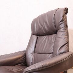 北欧ノルウェーのメーカーHjellegjerde(イエリアーダ) フィヨルド555 本革リクライニングチェア&オットマンです。上質なレザーと北欧スタイルのデザインがモダンなパーソナルチェアです。