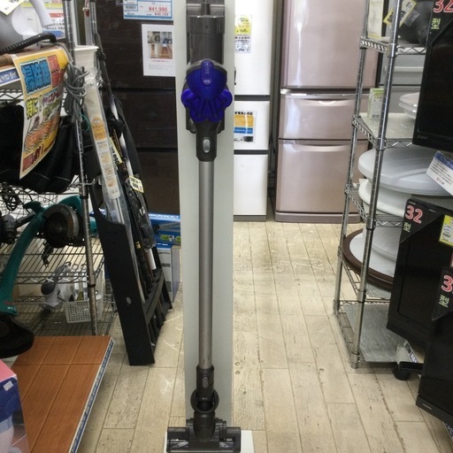 【✨人気のdyson❗️強い吸引力❗️使いやすい設計❗️カーボンファイバーブラシ搭載❗️モーターベッド❗️スタンド付き❗️3種のブラシ付き❗️✨】dyson／ダイソン　サイクロン式掃除機　2011年製