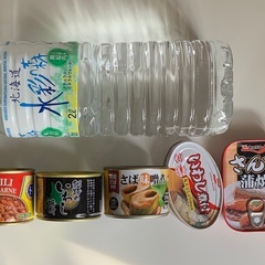 缶詰5品、カレーうどんの素、お水（ミネラルウォーター）