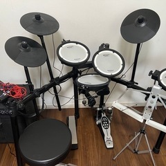 ローランドTD1DMK電子ドラムとアンプ