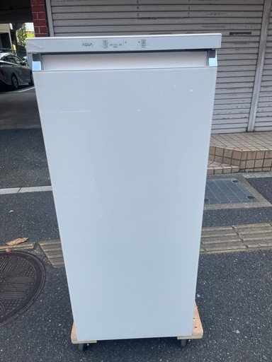 配送可能　２０２１年 AQF-GS13J-W(クリスタルホワイト) 1ドア冷凍庫 右開き 134L