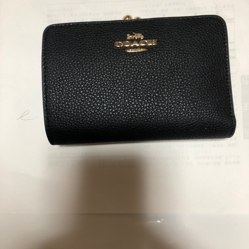 coachがま口の二つ折り財布です