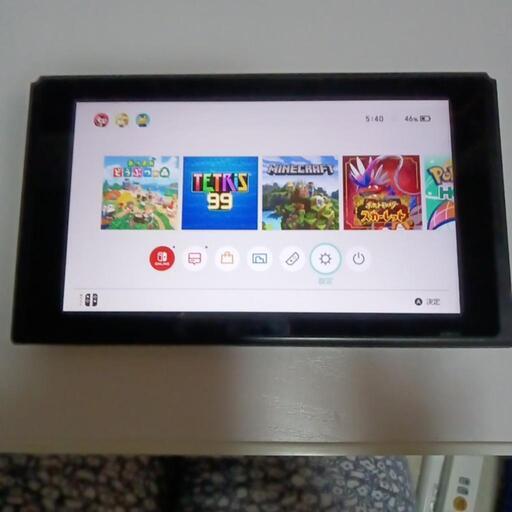 Switchの液晶画面とあつまれどうぶつの森などのダウンロード版とあつまれどうぶつの森の本