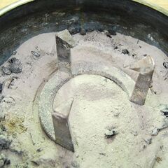 火鉢 古民具 レトロ 幅44×奥行37×高さ25㎝ 茶道具 囲炉裏 三足 木製台座付き 花 華 植物 アンティーク 灰・五徳付き 札幌市 清田区 平岡