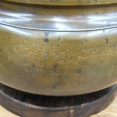 火鉢 古民具 レトロ 幅44×奥行37×高さ25㎝ 茶道具 囲炉裏 三足 木製台座付き 花 華 植物 アンティーク 灰・五徳付き 札幌市 清田区 平岡