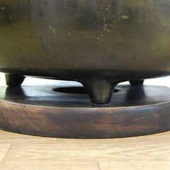 火鉢 古民具 レトロ 幅44×奥行37×高さ25㎝ 茶道具 囲炉裏 三足 木製台座付き 花 華 植物 アンティーク 灰・五徳付き 札幌市 清田区 平岡