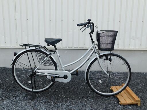 中古自転車多数販売中!　安い自転車は大丈夫？という方　是非ご来店ください!　お買い得自転車!　シティサイクル　26インチ　シルバー　ダイナモライト　お買い物に便利!!　売れてます!　早い者勝ち!　外観状態は全体的に極めて良好と思います!　m38