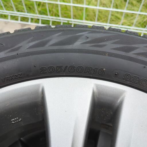 スタッドレスタイヤホイルセット205/60R16