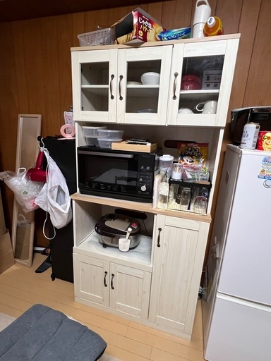 食器棚、オーブンレンジ、炊飯器