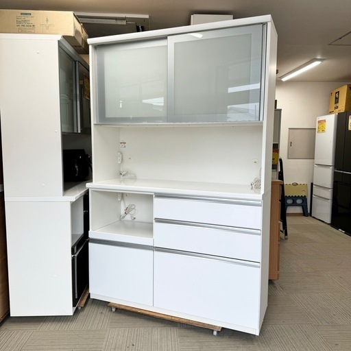【超美品‼️】定価30万♪ 松田家具 136cm幅キッチンボード 食器棚 収納家具 20Lダストボックス2個付き 鏡面仕上げホワイト♪