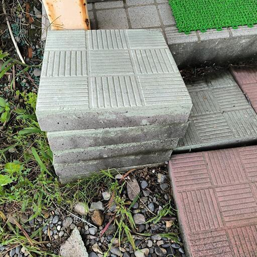 コンクリート敷板50枚（未使用、使用済み混在）