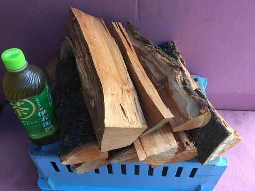 【今月のお彼岸位迄になります】桜100%の乾燥した薪(30㎝程度)は如何ですか!! 【軽トラ一台分です】　　　　　おまけで形や長さが異なる物を差し上げます