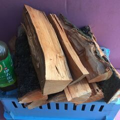 【今月のお彼岸位迄になります】🌸桜🌸100%の乾燥した薪(30㎝程度)は如何ですか!! 【軽トラ一台分です】　　　　　おまけで形や長さが異なる物を差し上げます