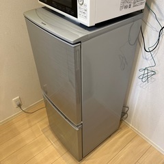 美品シャープ 137L 2ドア冷蔵庫（シルバー系）SHARP S...