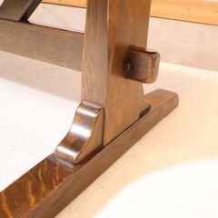 飛騨の家具メーカーKASHIWA(柏木工)のナラ無垢材を使用したダイニングテーブル/180cmです。和モダンなデザインはインパクトもありオーク材の力強い木目が印象的な4人から6人用の食卓です♪