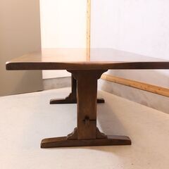 飛騨の家具メーカーKASHIWA(柏木工)のナラ無垢材を使用したダイニングテーブル/180cmです。和モダンなデザインはインパクトもありオーク材の力強い木目が印象的な4人から6人用の食卓です♪