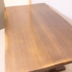 飛騨の家具メーカーKASHIWA(柏木工)のナラ無垢材を使用したダイニングテーブル/180cmです。和モダンなデザインはインパクトもありオーク材の力強い木目が印象的な4人から6人用の食卓です♪