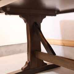 飛騨の家具メーカーKASHIWA(柏木工)のナラ無垢材を使用したダイニングテーブル/180cmです。和モダンなデザインはインパクトもありオーク材の力強い木目が印象的な4人から6人用の食卓です♪