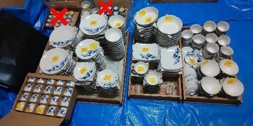 和食器探している方いませんか～値下げ⤵️交渉含め問合せお待ちしていま～す質問/相談などお気軽にどうぞ～萩窯のみ260点一式セット【大量の和食器/小鉢/中鉢/平皿(小中大)/角皿/湯呑みなど多数】箸置き＆お箸の画像送れます気になる方はお気軽に問合せ下さい✌️