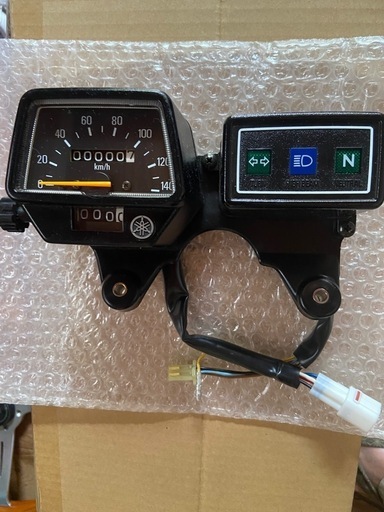 ヤマハ TW200 スピードメーター＆パイロットボックス ブラケット付 ヤマハ TW200 スピードメーター＆パイロットボックス おぼつかな