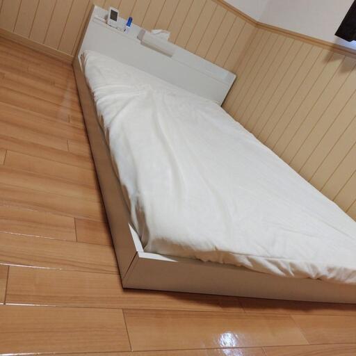 【決定しました】【もっとお値下げしました】白いベッドとマットレス　セミダブル