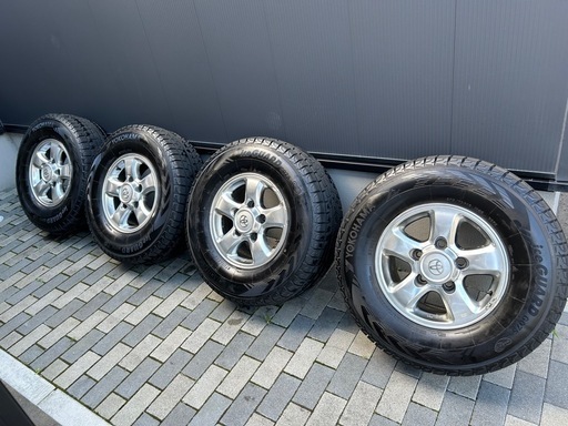 ランクル100 スタッドレス 275 70 16 ヨコハマ 2023年製バリ溝 タイヤ1シーズン使用】ランクル100スタッドレスタイヤ275/70R16