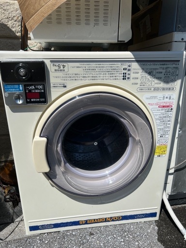 コインランドリーに有る洗濯機、乾燥機4.5K