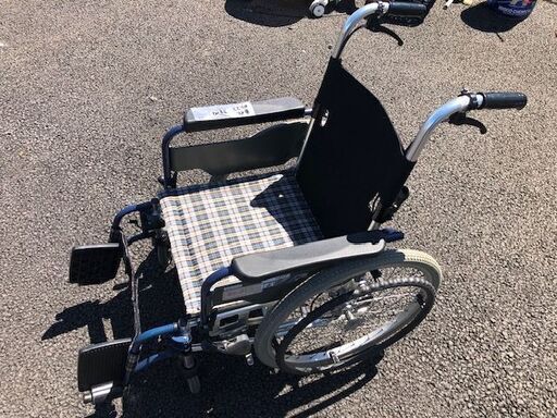 パリミキ・メガネの三城で 次世代型電動車椅子WHILLの店頭での