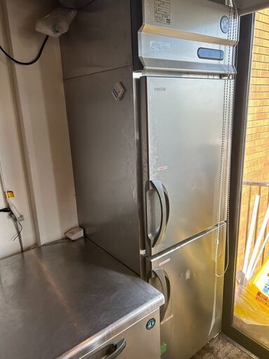 業務用コールドテーブル 2台、2ドア冷凍庫、製氷機、食器置き