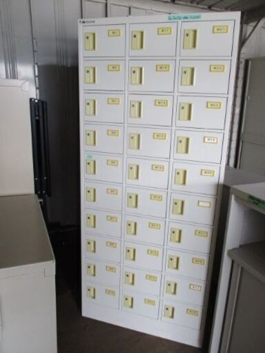 30人用　貴重品ロッカー　鍵付き　スチール製　N-forme　【引き取り限定】