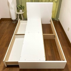 小傷ありでお得に✨スリムなヘッドでピッタリ壁付け！収納多数でワンルームにも✨ニトリのシングルベッドフレーム！