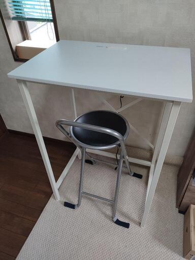 スタンディングデスクと折りたたみカウンターチェア