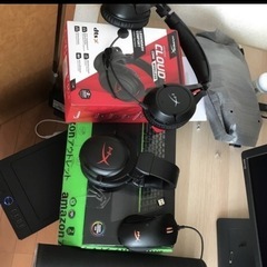 ゲーミングキーボードとヘッドセット
