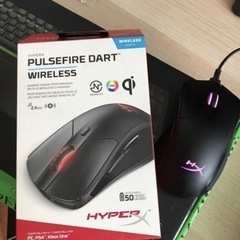 ゲーミングキーボードとヘッドセット
