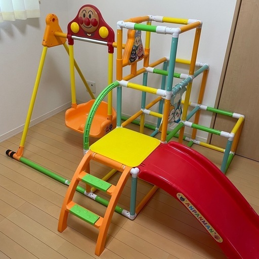 アンパンマン　ジャングルジム　すべり台　ブランコ　鉄棒