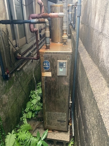 ボイラーと灯油タンク