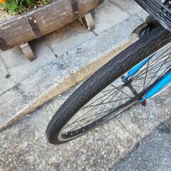 クロスバイク　２７インチ　６変速　カゴ　ライト　付き　青　配達可能