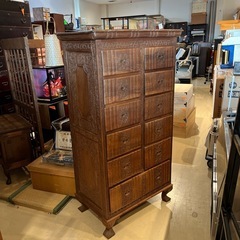 アンティーク　木彫りのチェスト