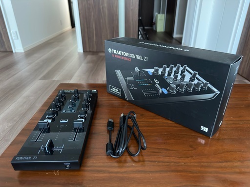 DJミキシングコントローラー Traktor Kontrol Z1